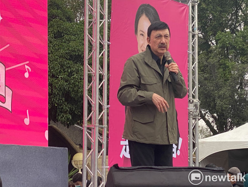 賴清德環島拼圖造勢回到新北，余天也現身。 圖：黃宣尹攝