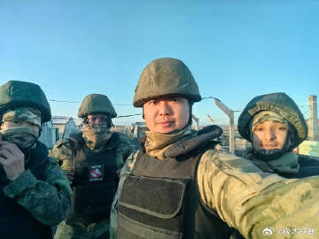 志願加入俄軍前往俄烏戰場前線的中國小粉紅趙睿(圖中掌鏡者)，日前傳出死在戰場上的消息。 圖：翻攝自鳳凰網視頻微博帳號