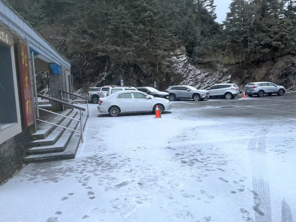 合歡山在12月30日起週末及節日實施雪季管制措施，若遇上路面結冰將實施預警性封閉。 圖：林業署南投分署／提供