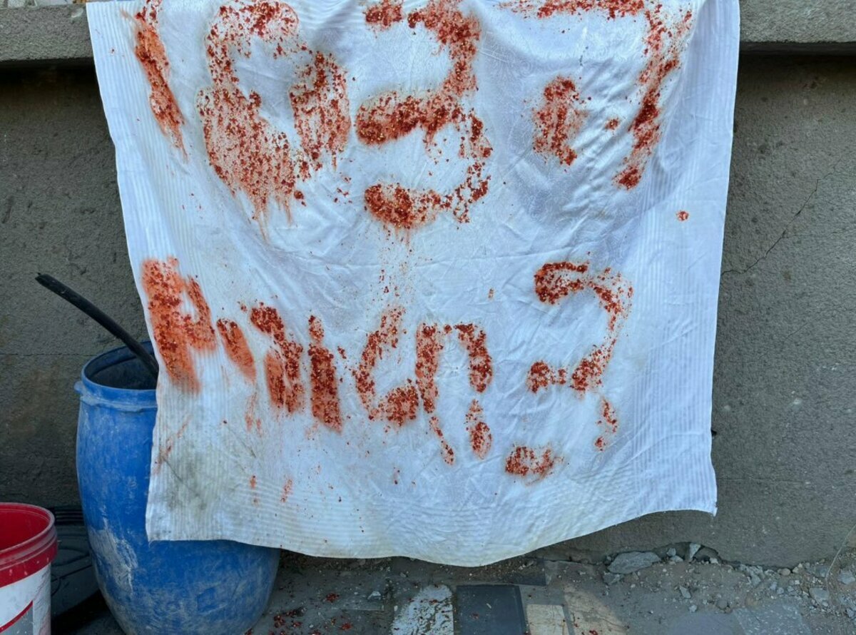以色列人質以廚餘在白旗上寫下「SOS」，打著赤膊等待救援，然而卻遭自己國家軍隊誤殺。 圖：擷自「X」@NTarnopolsky