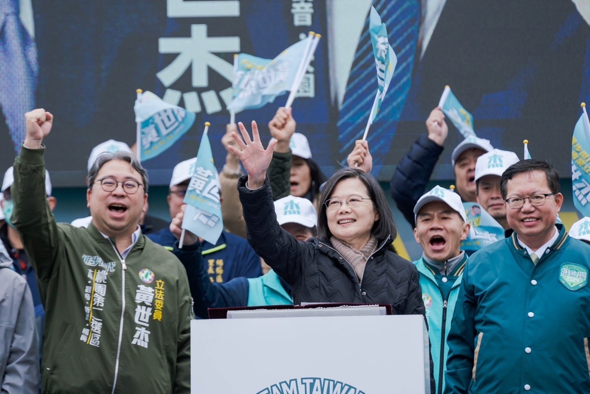 總統蔡英文今（24）日赴桃園市楊梅區，出席力拚連任的立委黃世杰楊梅競總成立大會 圖：民進黨提供