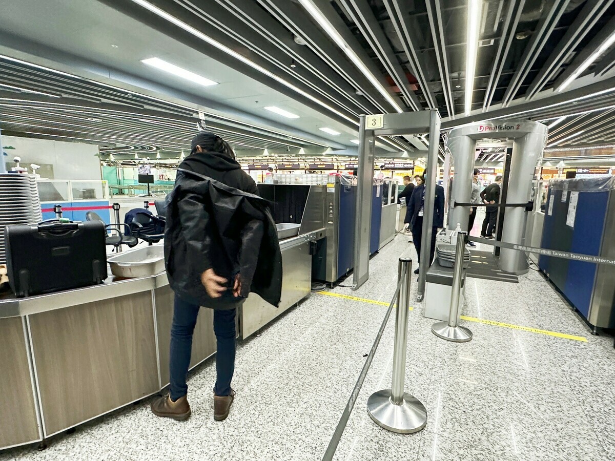 安檢前先脫外套，加速通過檢查。 圖：桃園機場公司/提供