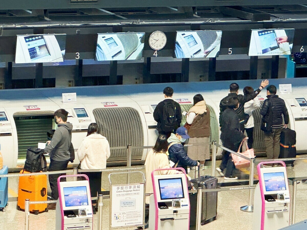 民眾出國旅遊，可利用桃園機場自助報到系統及自助行李託運服務。 圖：桃園機場公司/提供