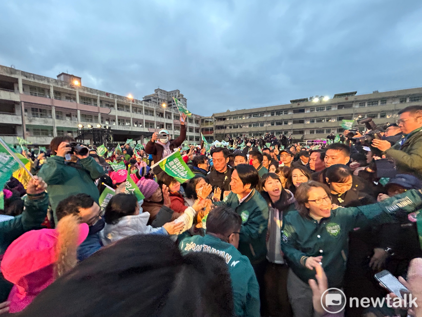賴清德環島行程最終站回到台北金華國中，競選搭檔蕭美琴陪同大進場。 圖：黃宣尹攝