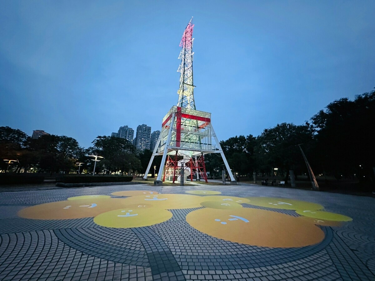 光之塔的黃色地景裝置藝術。 圖：孫家銘翻攝