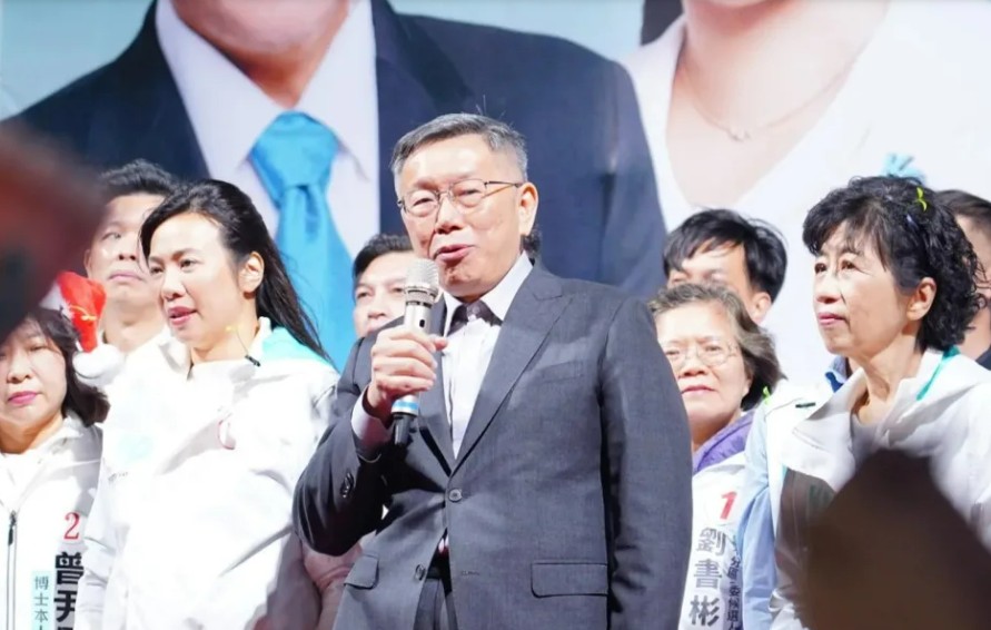柯文哲與吳欣盈到屏東恆春舉行開講既造勢活動。 圖：民眾黨提供