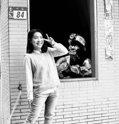 苦苓P圖痛批徐巧芯，笑得那麼開心，「知道你背後有多少礦災冤死的亡魂嗎？」建議她趕快去「祭改」，「否則難保不會遭到天譴。」 圖：取自苦苓臉書