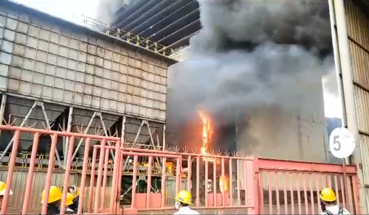 工廠不斷冒出熊熊大火。 圖 : 影片截圖