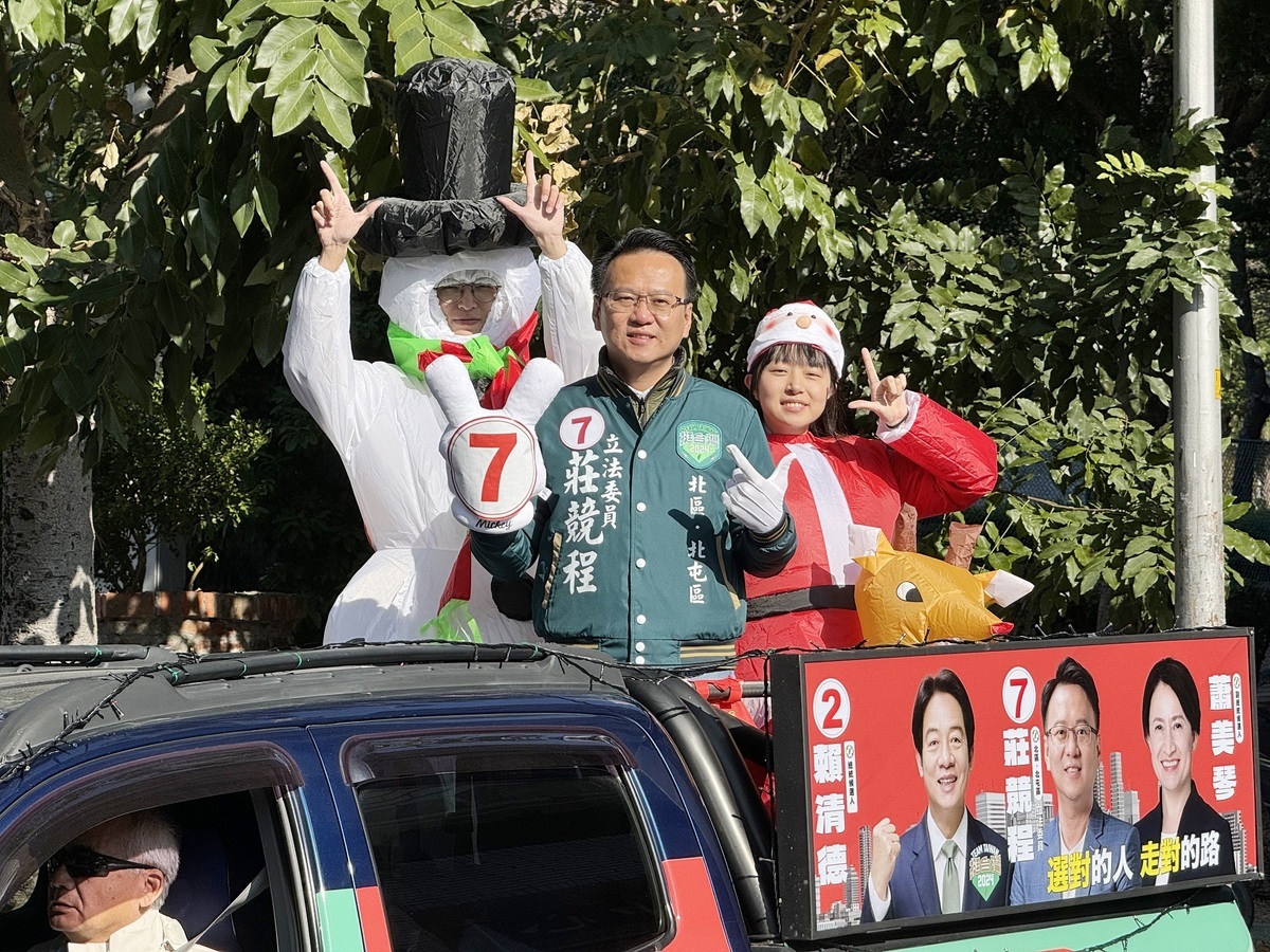 莊競程今天以耶誕造型進行車隊掃街。 莊競程競總/提供