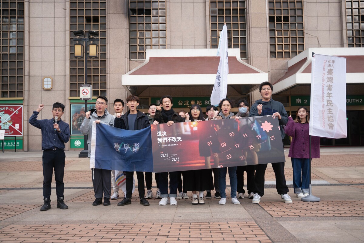 「2024 青年民主返鄉列車」募資計畫由臺灣青年民主協會主辦、臺灣學生聯合會合辦，串連全台各地的大專院校，青民協今（25）日舉行記者會，宣布青年民主返鄉列車募資達標。 圖：青年民主協會提供