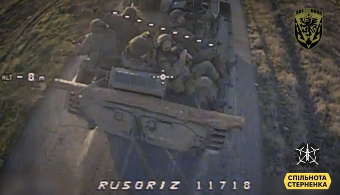 烏軍使用自殺無人機攻擊運送俄軍士兵的卡車。 圖：翻攝自 Special Kherson Cat X帳號