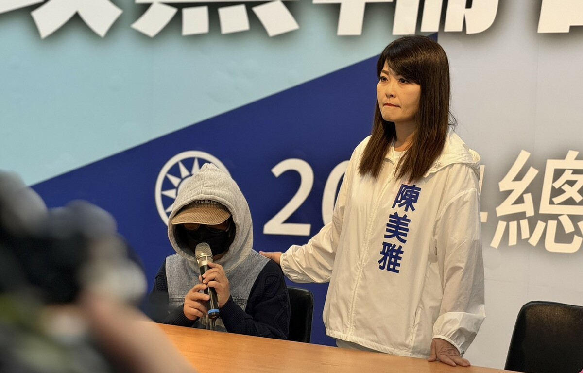 陳美雅(右)陪同助理召開記者會。 圖：國民黨高雄市黨部/提供