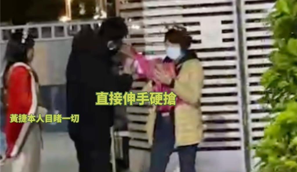黃捷(左)看著助理或隨扈伸手硬搶陳美雅助理手中的文宣。 圖：國民黨高雄市黨部/提供