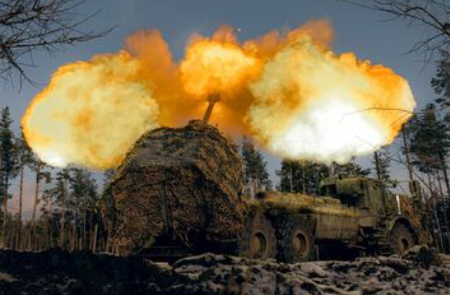 烏軍用重火砲猛力轟擊進犯的俄軍。 圖 : 翻攝自澤連斯基推特