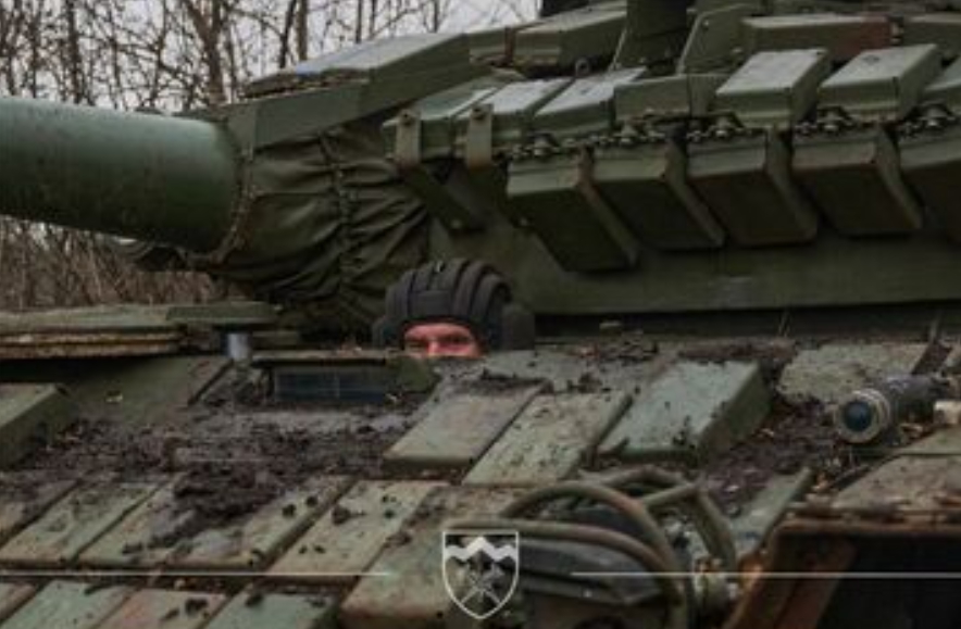在坦克車中的烏軍士兵。 圖 : 翻攝自澤連斯基推特