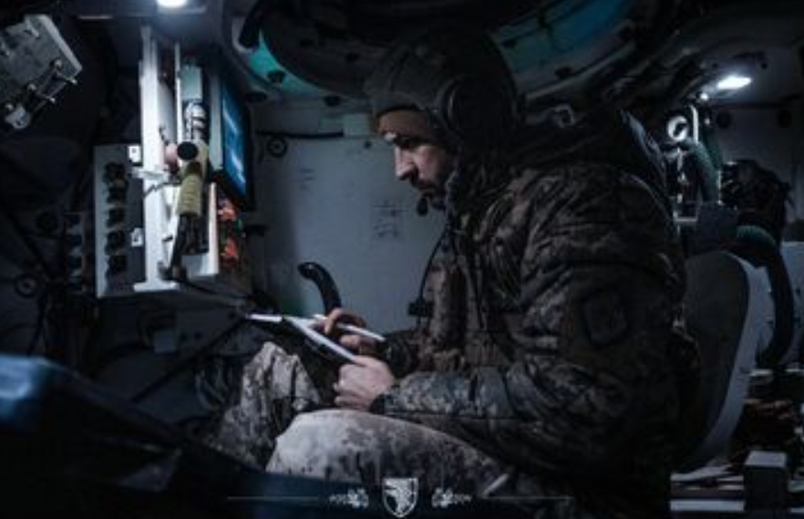 在前線坦克車中的烏軍，仍然不忘寫信給後方的家人。 圖 : 翻攝自澤連斯基推特