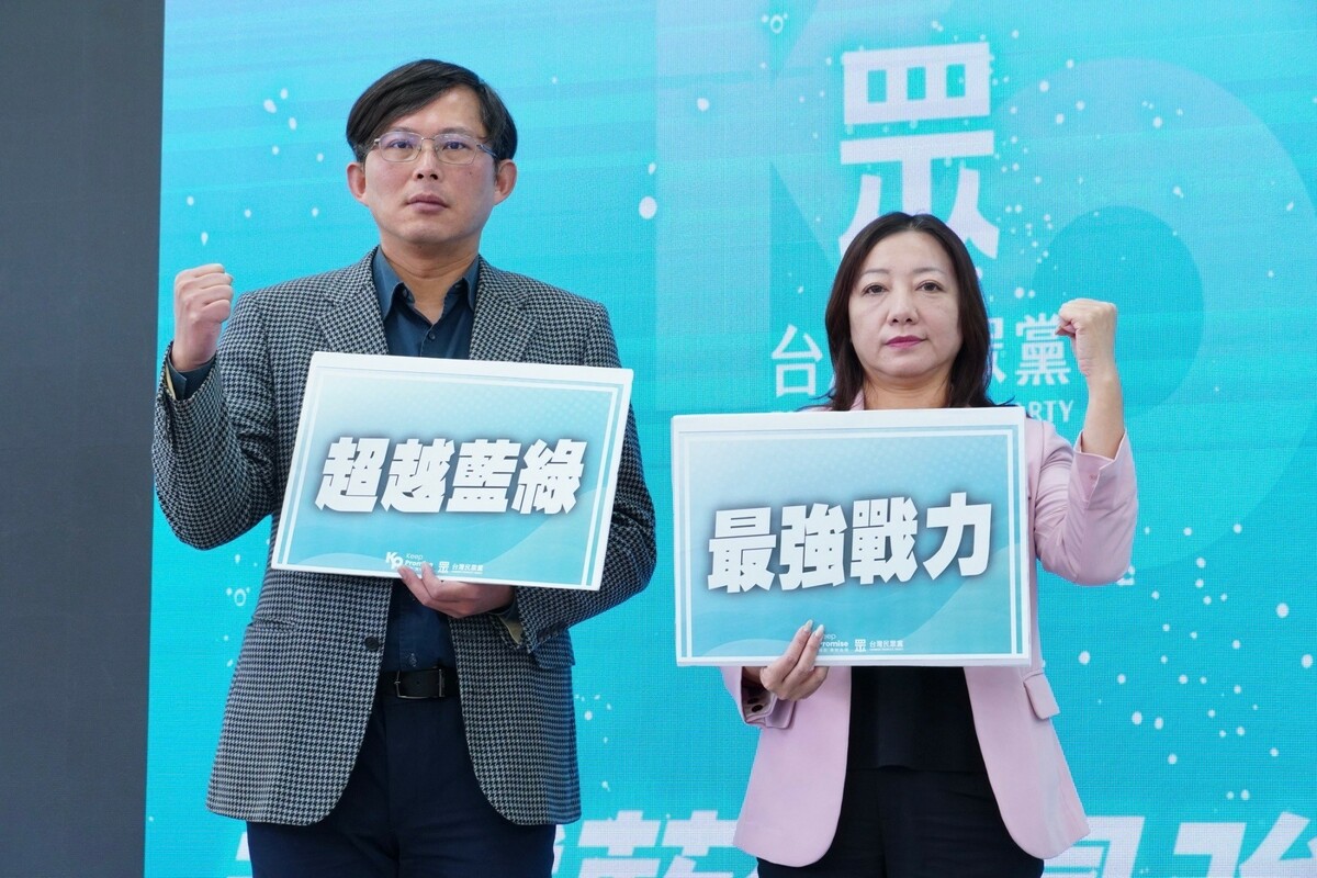 黃國昌、陳琬惠再度召開記者會，指英系綠能公司聯合再生酬庸潘孟安子弟兵年領300萬高薪。 圖：民眾黨/提供