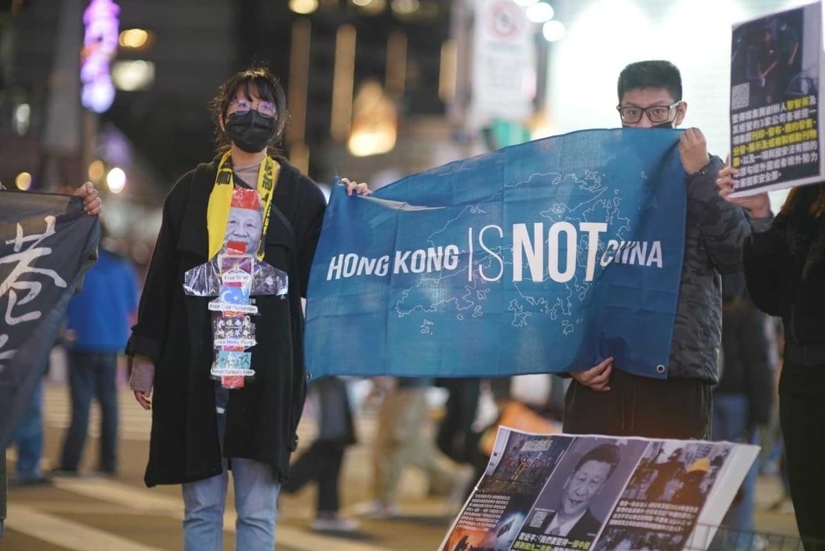 在台港人24日晚間在台北捷運西門站出口舉辦「平安夜香港默站行動」。 圖：在台港人提供
