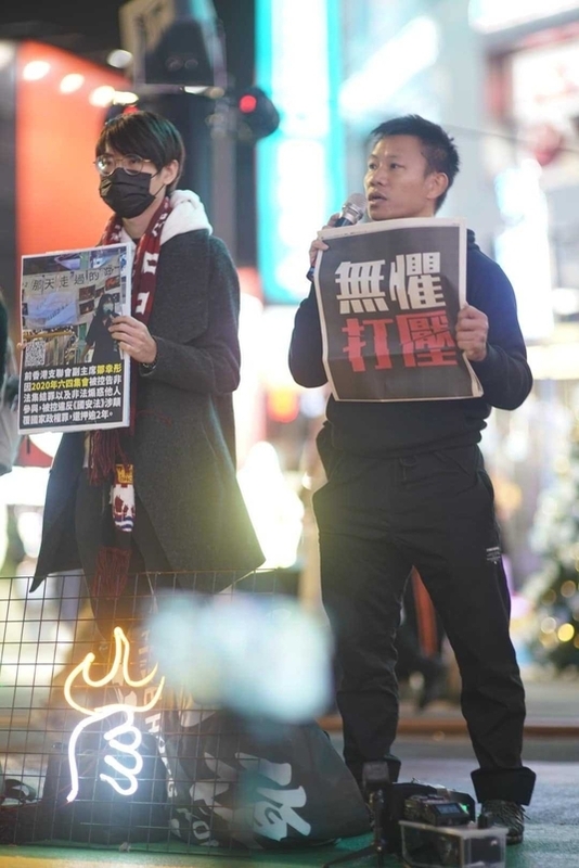 在台港人24日晚間在台北捷運西門站出口舉辦「平安夜香港默站行動」。 圖：在台港人提供