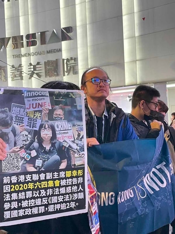 在台港人24日晚間在台北捷運西門站出口舉辦「平安夜香港默站行動」。 圖：在台港人提供