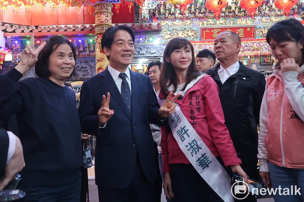 民進黨總統候選人賴清德與立委候選人許淑華跟支持者合照 圖：林朝億/攝
