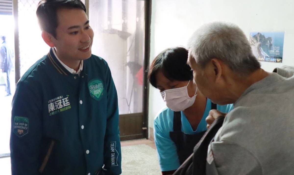 民進黨立委候選人陳冠廷服務團隊回訪先前在家中跌倒送醫的長者 圖:陳冠廷競選辦公室提供