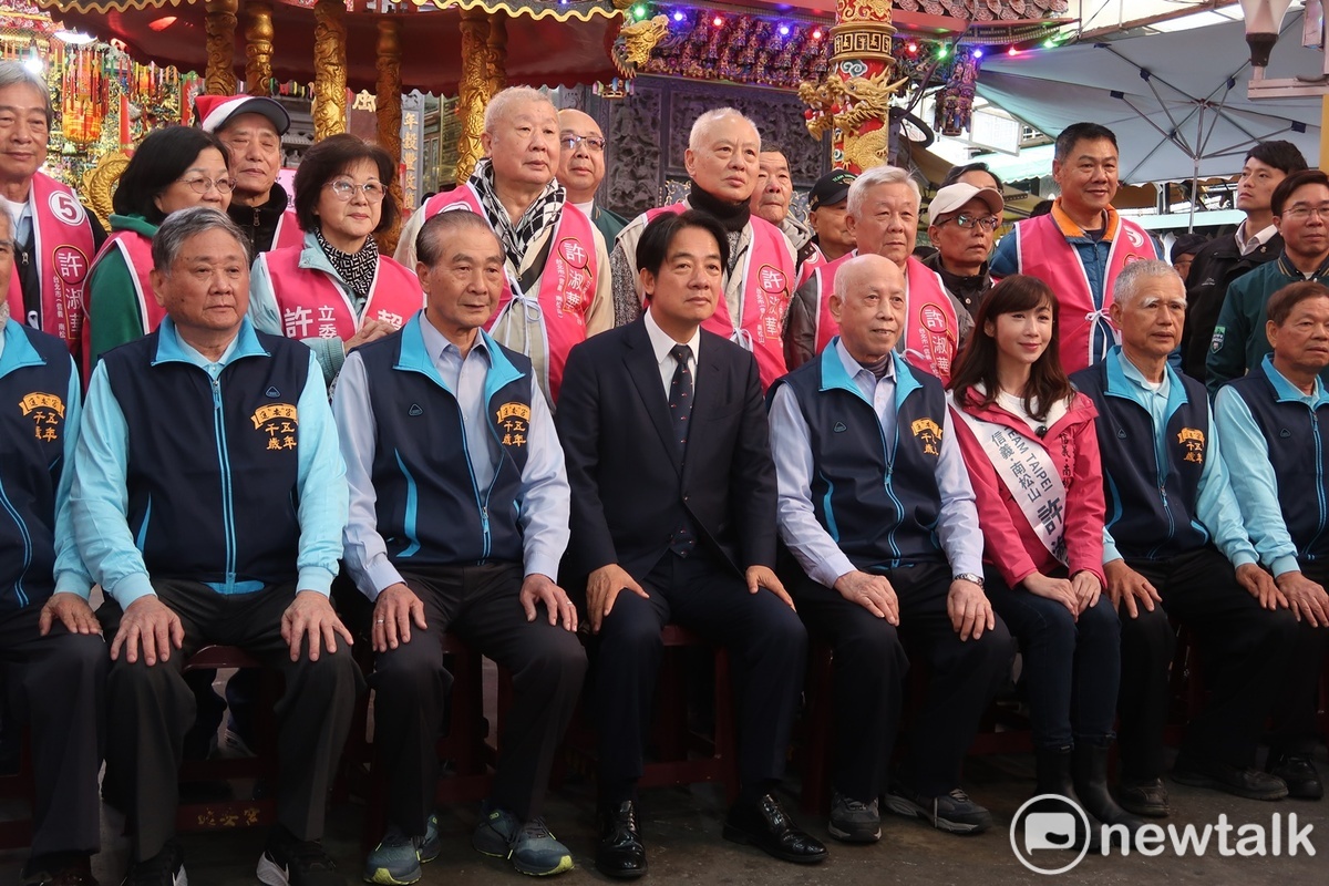 民進黨總統候選人賴清德到五分埔進安宮參拜 圖：林朝億/攝