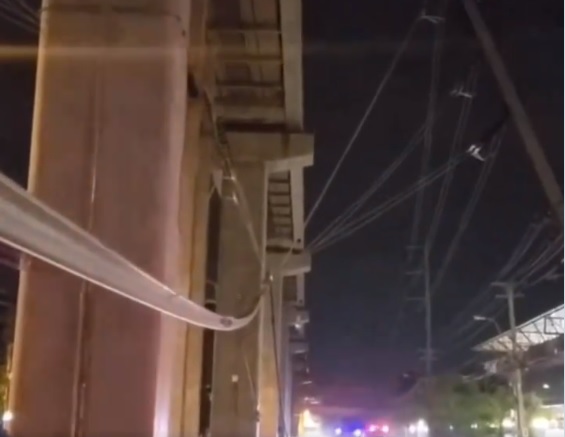 曼谷於 24 日清晨發生一起輕軌鐵軌掉落事件，所幸沒有造成人員傷亡。 圖：擷取自 MorningNewsTV3 在X上發布的影片