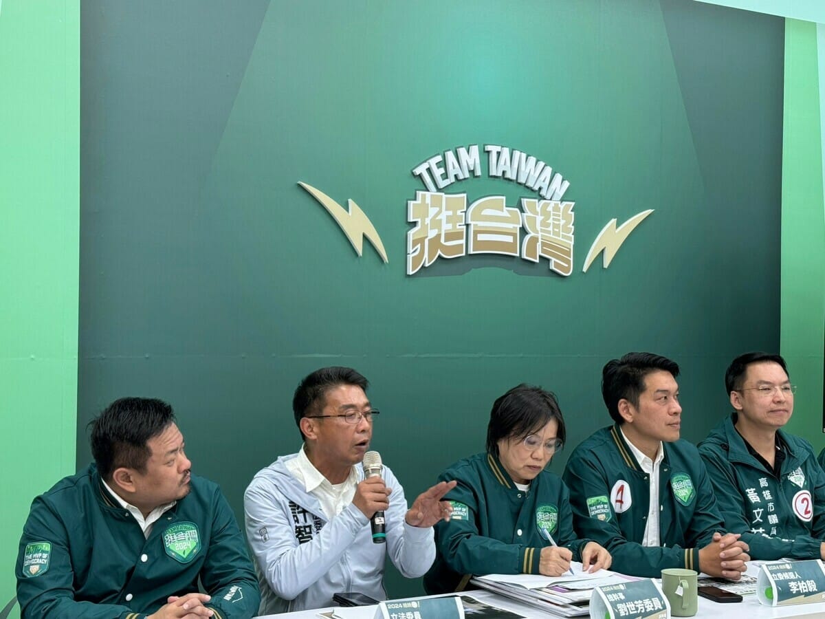 劉世芳(中)痛批侯康高雄總部製造假訊息。 圖：賴清德高雄競總/提供