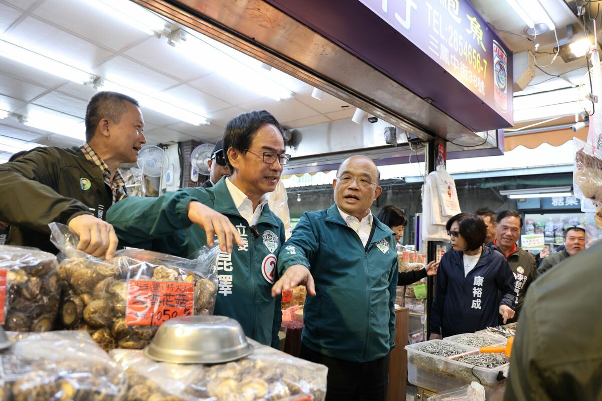 李昆澤(左二)帶蘇貞昌(中)逛三鳳中街。 圖：李昆澤競總/提供