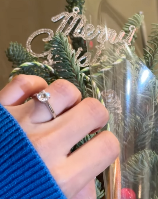 貝莉莓曬出鑽戒，宣布自己已答應約會君求婚的喜訊，並對約會君甜蜜喊話「謝謝準老公」。 圖：翻攝自貝莉莓IG