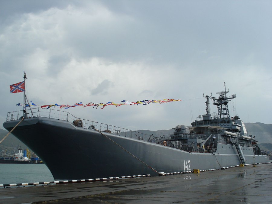 烏克蘭空軍司令表示，俄羅斯「新切爾卡斯克號」登陸艦在對費奧多西亞港的襲擊中被摧毀。 圖：翻攝自X帳號「@bayraktar_1love」