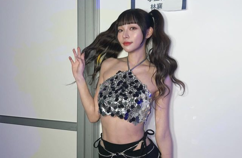 明明是寒冷的冬天，林襄卻只穿一件短版繫脖小可愛。 圖：翻攝自林襄IG