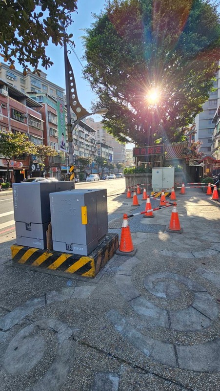 板橋信義路150號巷口中華電信的電信箱已經移置完畢，逐步改善公有設施佔據行人通行空間、阻擋駕駛視線問題。 圖：翻攝「臉書」羅致政粉絲團粉絲專頁