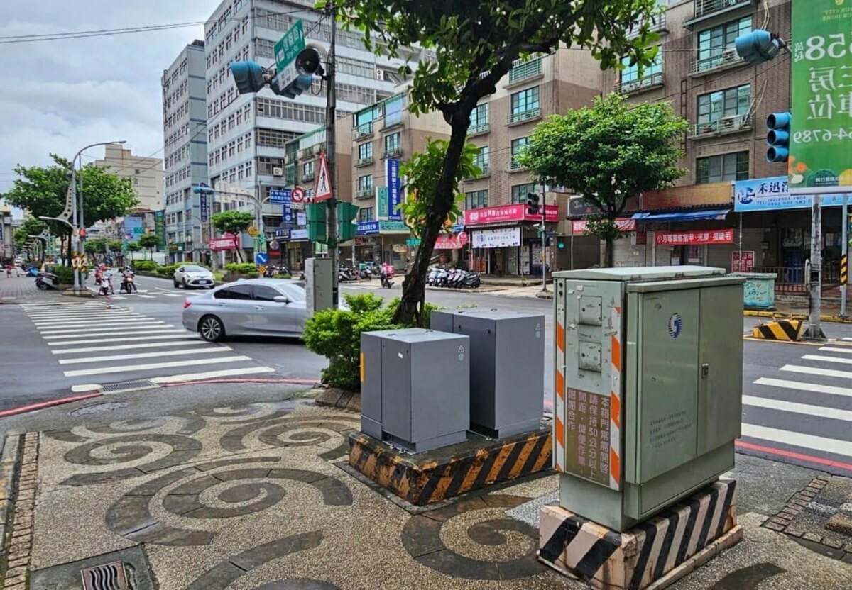 板橋信義路150號巷口原先有路樹、台電電箱、中華電信光化箱等阻擋行人通行、阻礙駕駛視線。 圖：翻攝「臉書」羅致政粉絲團粉絲專頁