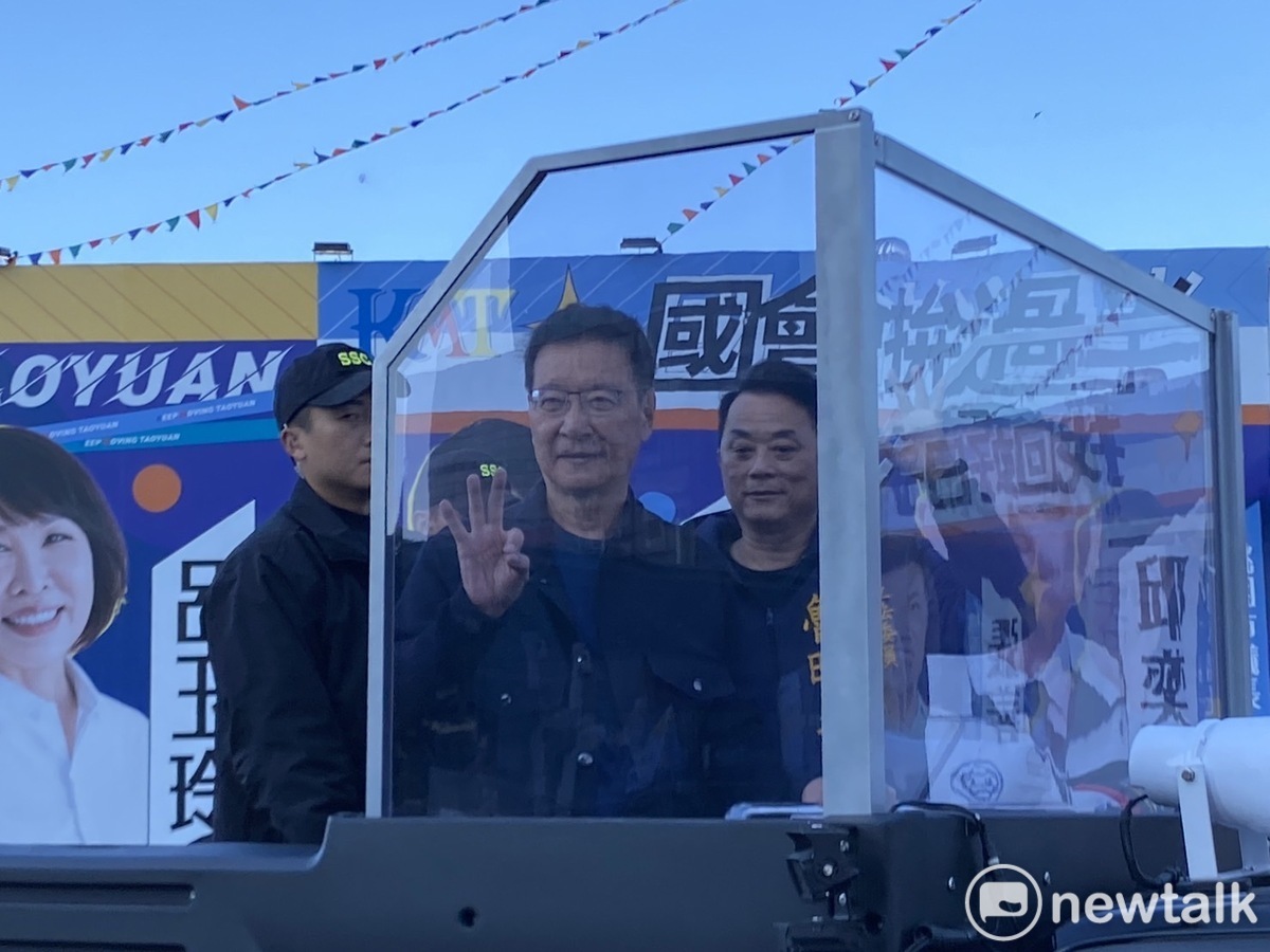 趙少康到中壢陪同魯明哲掃街拜票。 圖：林昀真/攝