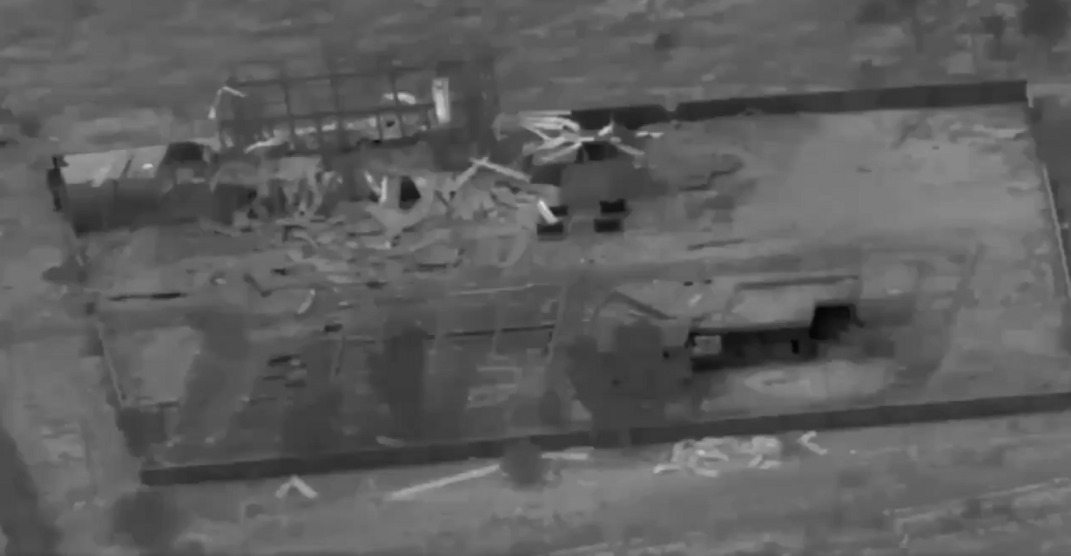 美軍在當地時間 25 日晚間 8 時 45 分對卡塔布真主黨及其附屬組織位於伊拉克的三個據點進行了空襲。 圖：翻攝自X帳號「@gugufan1」