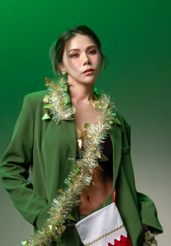 蕾菈趁著聖誕節換上綠色的西裝打扮成「聖誕樹」，大方展示火辣的馬甲線。 圖：翻攝自蕾菈IG
