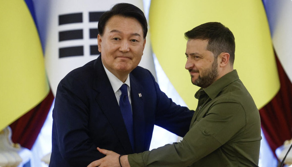 韓國已將約定的 10 台掃雷器和 100 輛皮卡中已運抵的首批物資交付烏方。左為韓國總統尹錫悅，烏克蘭總統澤連斯基 翻攝自 X RFI 華語 - 法國國際廣播電台