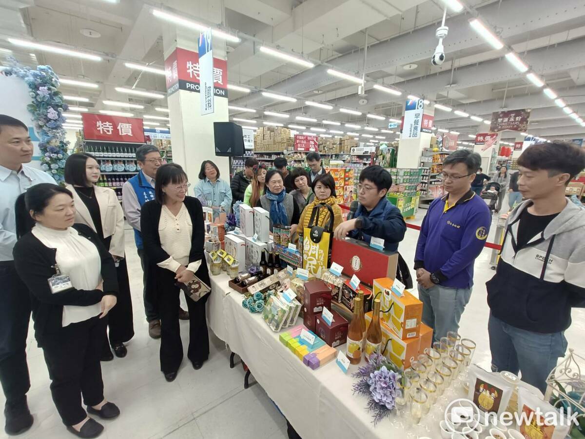 雲林縣副縣長謝淑亞巡視參與專案遴選機制所推出農村產品攤位。 唐復年/攝