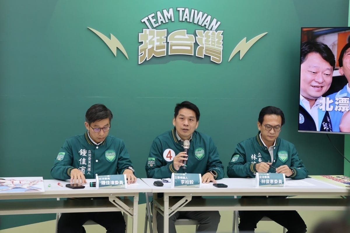 李柏毅(中)與鍾佳濱(左)、林俊憲(右)共同聲援文大學生。 圖：李柏毅競總/提供