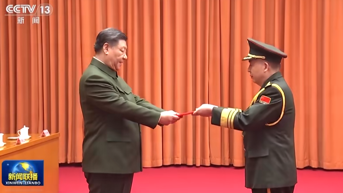 中共中央軍委晉升上將軍銜儀式 25 日在北京八一大樓舉行，中央軍委主席習近平亦到場出席儀式與晉升上將軍銜的軍官合影。 圖：翻攝自央視新聞聯播