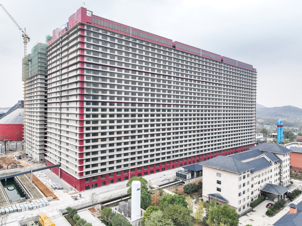 中國湖北鄂州有人蓋了一幢26層現代化大樓，竟是用來「養豬」，號稱自動化控制，「用生產iPhone方式養豬」。 圖：翻攝新華社(資料照片)