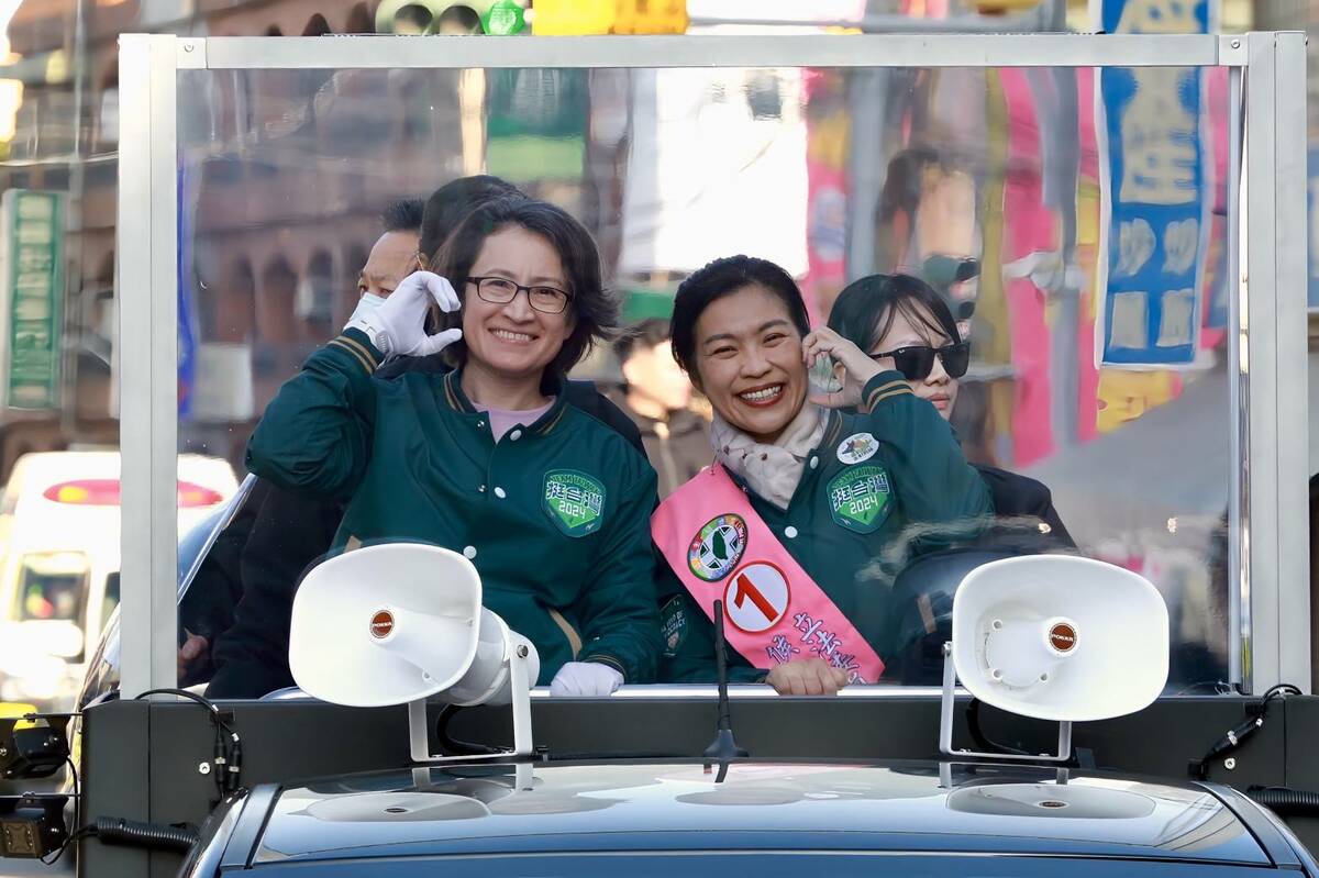 蕭美琴回到老家彰化和美陪同陳秀寳車隊掃街。 圖：賴清德競總提供