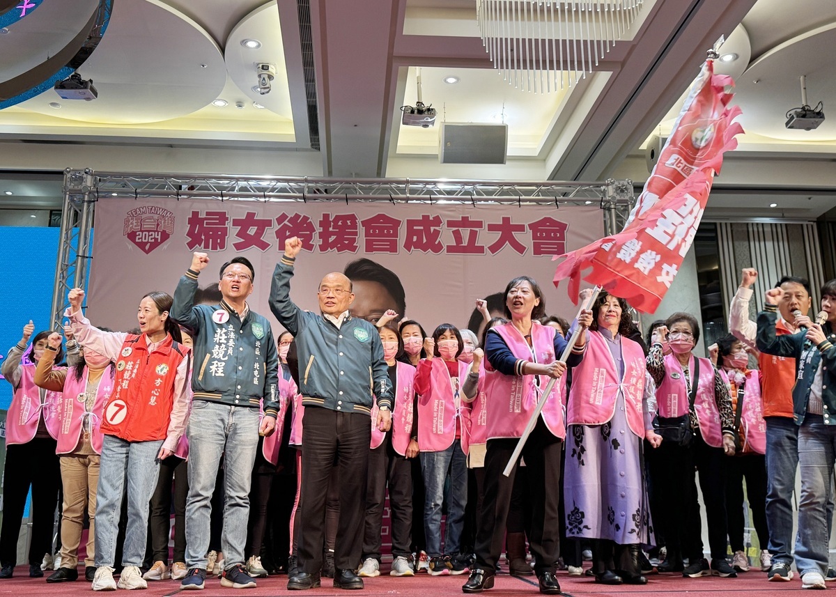 莊競程成立婦女後援會，蘇貞昌授戰旗給總會長廖婉如。 莊競程競總/提供