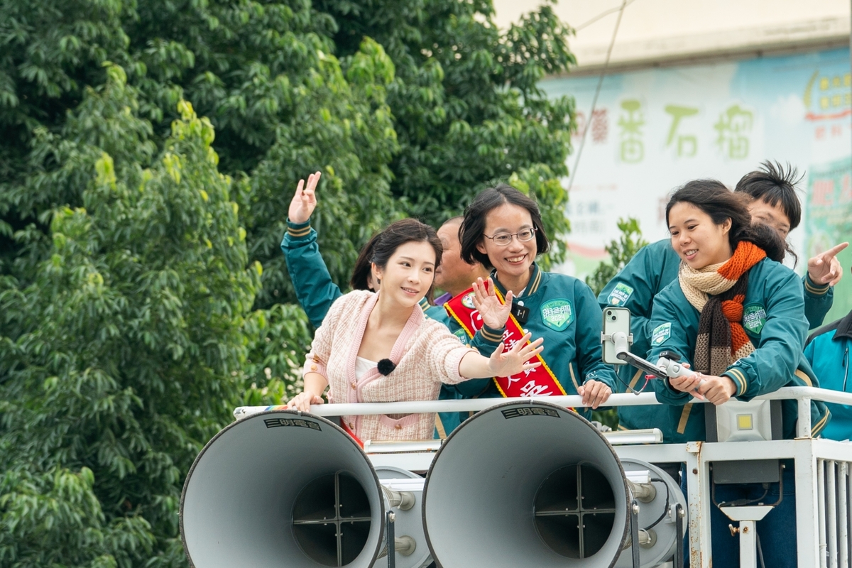 鄭家純陪同吳音寧在溪州鄉車掃，終點是謝衣鳯家白宮豪宅。 吳音寧競總/提供