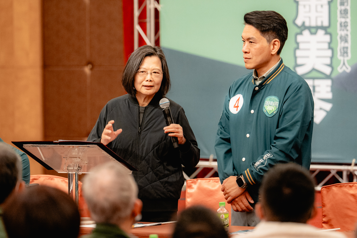 蔡英文(左)出席李柏毅(右)組織幹部會議發表談話。 圖：李柏毅競總/提供