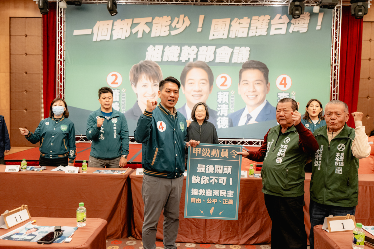 李柏毅(右三)發後援會幹部「甲級動員令」。 圖：李柏毅競總/提供