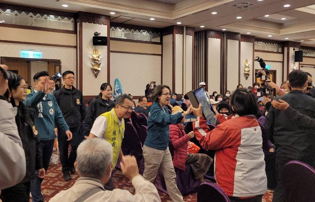 民進黨副總統候選人蕭美琴今（27）日前往台東為同黨籍候選人賴坤成站台。 圖：取自賴坤成臉書