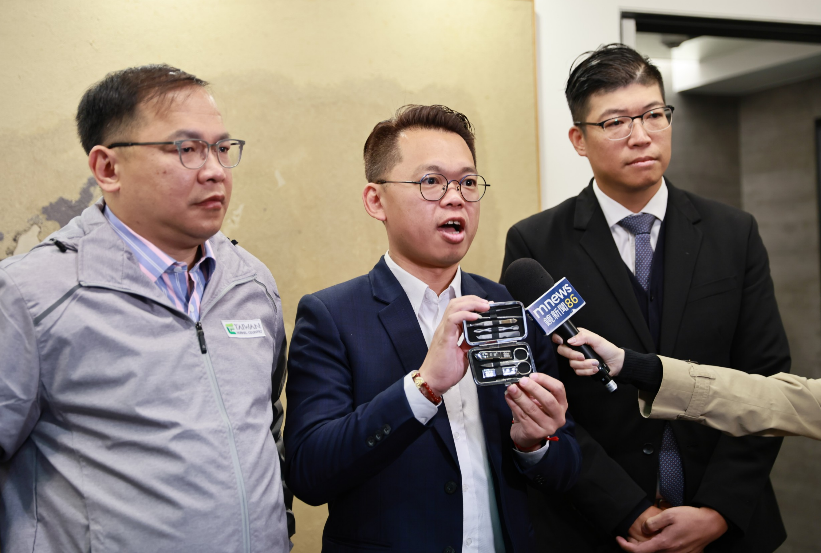 在詹晉鑒、王義川陪同下，劉仁照出面控訴呂玉玲涉嫌賄選。 圖：劉仁照競總提供